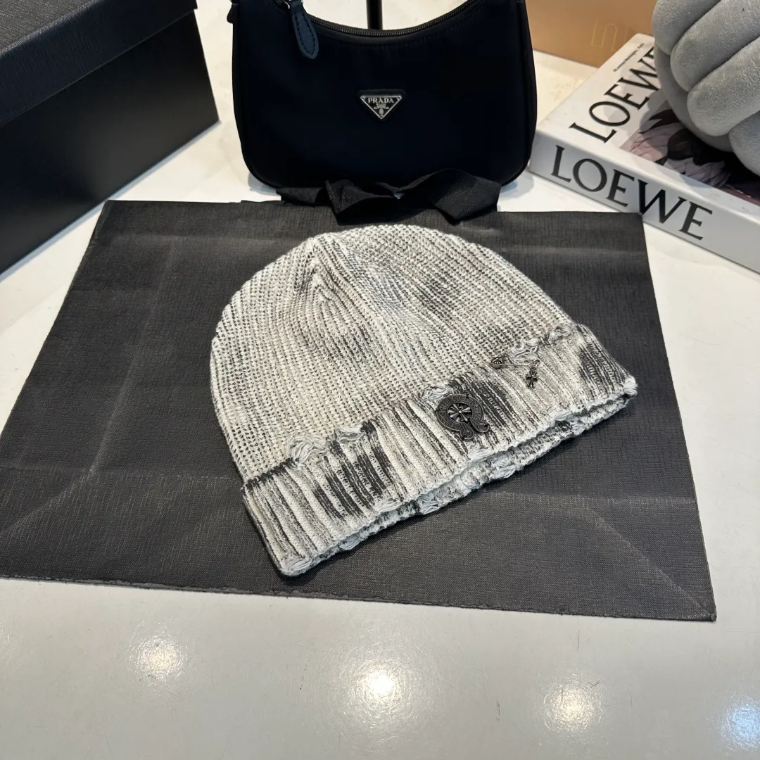 P60 Crow Heart Autumn and Winter Wool Knitted Beanie This must be the favorite of minimalism. It is clean, neat, fashionable and versatile, and will definitely not be picky about your face shape! A fashionable classic that lasts forever! Fashionable black and white can be purchased together